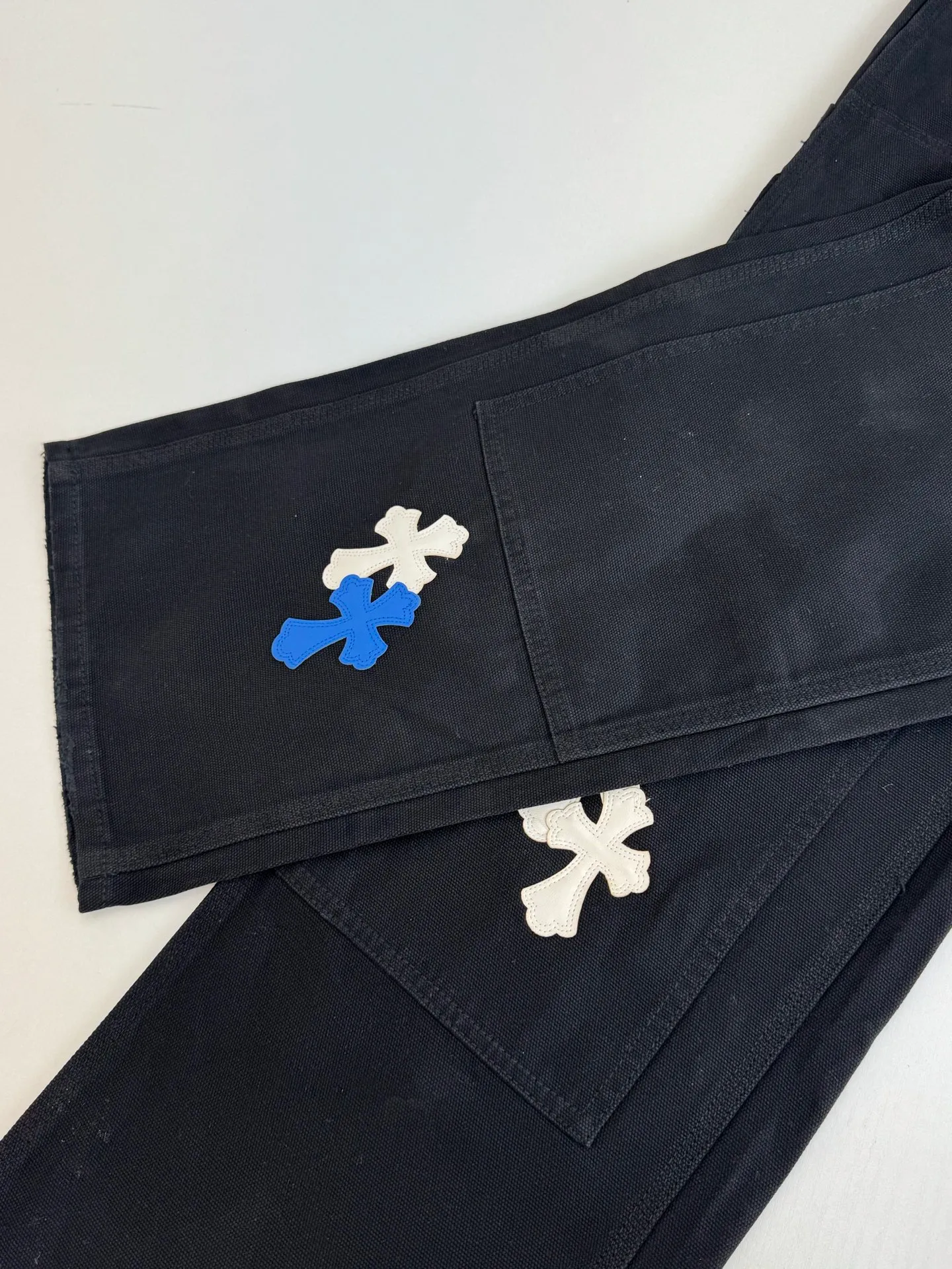 P670 Chrome Heart*/Chrome Heart CH leather work jeans are made of twill high-ounce washed denim fabric, exclusive ch-specific logging overalls pattern (not Levi's Vintage) custom-woven and dyed fabric, and the two-color cross is cowhide + sheepskin (all leather imported from Italy is custom-dyed separately, with consistent texture and no color difference). The stitch length, thread color, and wiring of the car are exactly the same. The inner lining is jacquard, with embroidery on the waist, 925 silver hardware, and heavy-duty washing and manual polishing.  Size: 32/34/36/38